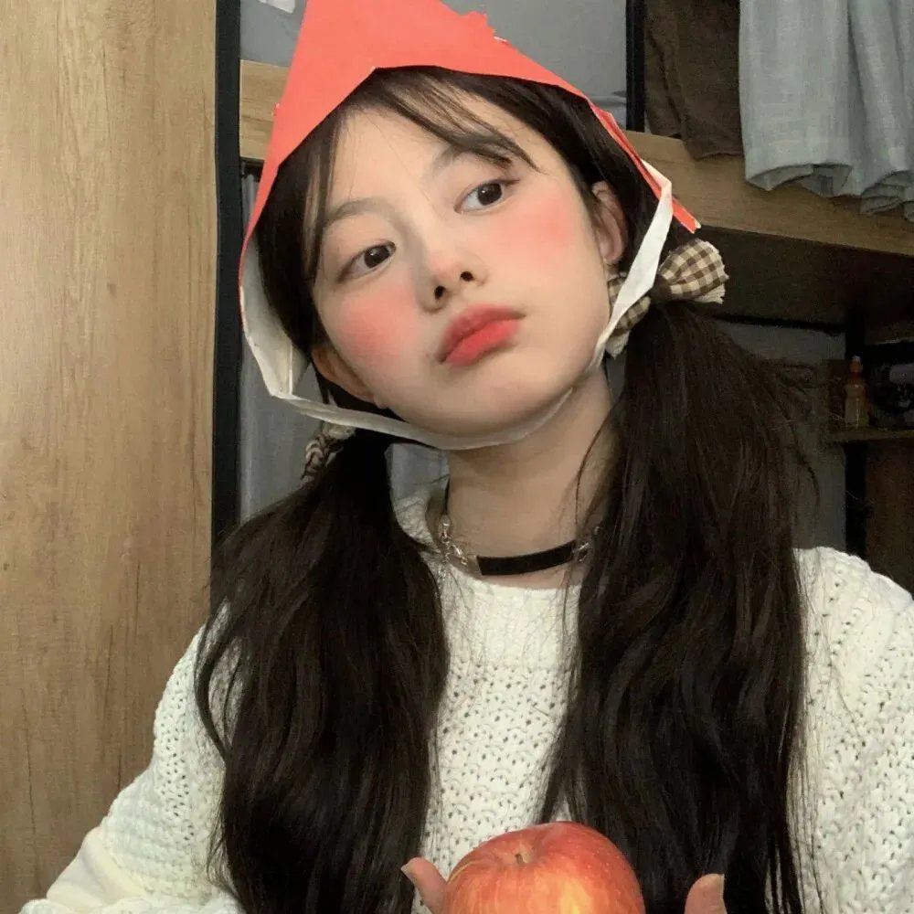 黑白照片的少女